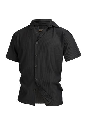 Chemise noire à manches courtes avec un design texturé en côtes, fermeture à boutons et col. Présente une coupe ample et une fente sur le côté à l'ourlet.