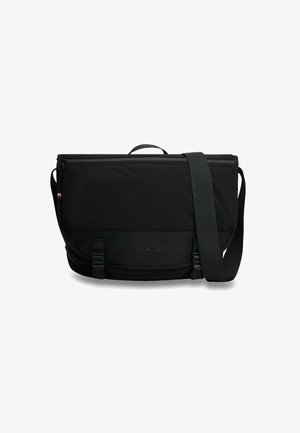 Bolso de mensajero negro con correa ajustable, asa superior, solapa frontal con dos cierres de hebilla y compartimento con cremallera.