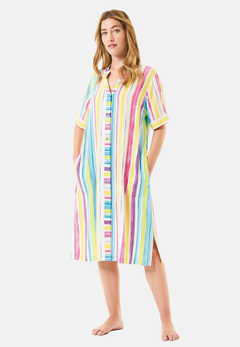 Vestido a rayas en azul, rosa, amarillo y blanco. Mangas cortas, cierre de botones en la parte delantera, bolsillos laterales y longitud midi con aberturas laterales.