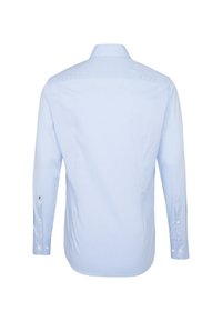 Chemise habillée pour homme à manches longues bleu clair vue de dos avec poignets boutonnés et col classique sur fond blanc.