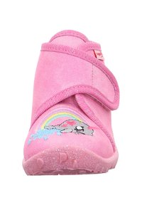 Różowy regulowany kapcie z miękką tkaniną na górze, zdobione haftem w tęczę i postacią z kreskówki, oraz teksturowaną podeszwą w serca.