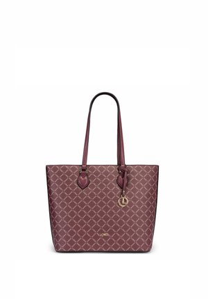 Bordeauxfarbene Tote-Tasche mit gemustertem Logodruck, zwei langen Griffen und einem goldfarbenen runden Anhänger, der an einem Griff hängt.