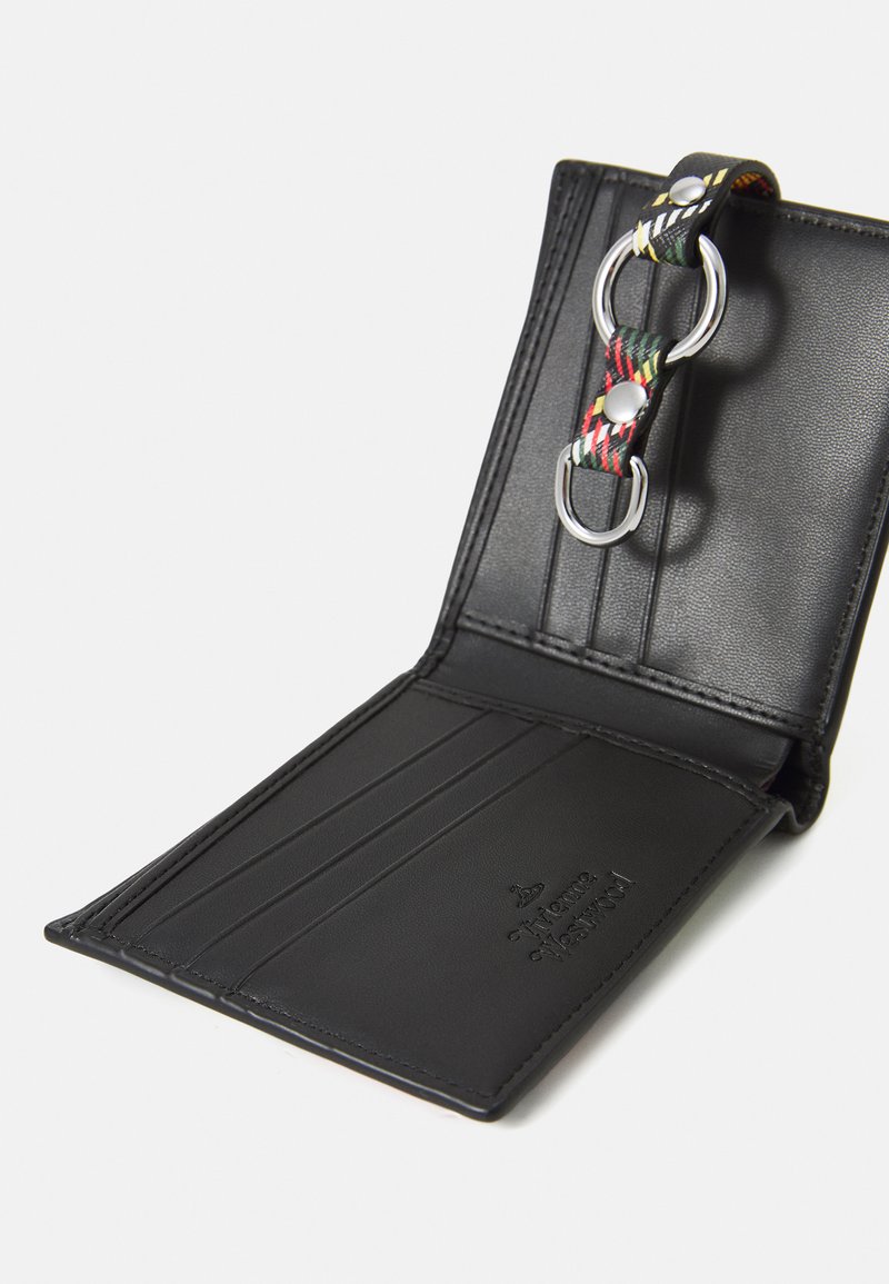 Portefeuille en cuir noir avec quatre emplacements pour cartes, doté d'une sangle colorée avec quincaillerie en métal et logo en relief à l'intérieur.