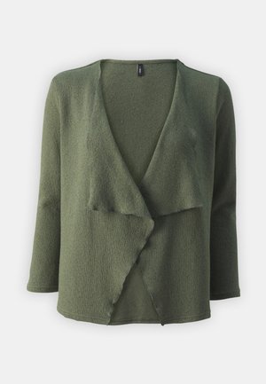 Cardigan en verde oliva, con textura, con escote en V y abertura frontal. Presenta mangas tres cuartos y un dobladillo asimétrico. Material suave de punto.
