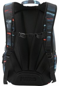 Mochila negra con un respaldo estampado, que cuenta con correas de malla acolchadas, correa ajustable para el pecho y un fondo texturizado y reforzado.