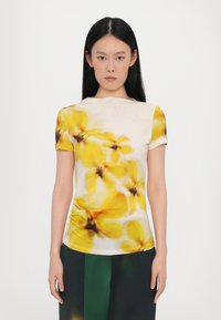 T-skjorte med korte ermer i lett stoff, med et gult blomstermønster med mørkere accenter. Belagt design med rund hals.