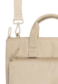 Borsa a spalla in nylon beige con manico superiore imbottito, tracolla regolabile e tasca esterna con zip. Presenta una texture liscia e cuciture a contrasto.