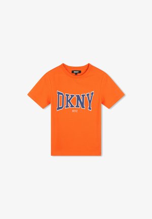Oranje katoenen T-shirt met korte mouwen, ronde halslijn, en een blauwe opdruk van "DKNY" en "NYC" op de voorkant.