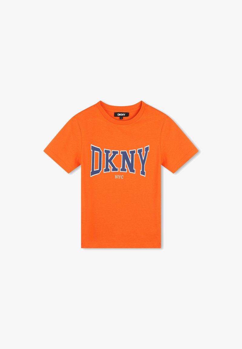T-shirt en coton orange à manches courtes, encolure ronde, avec un graphique bleu "DKNY" et "NYC" imprimé sur le devant.
