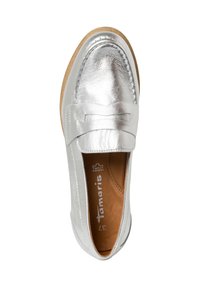 Silverfärgade loafers med en glänsande metallfinish, ovandel i läder, dekorativ rosett, vadderad innersula och en ljusbrun gummisula.