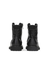 Črni gležni čevlji iz usnja z okroglim sprednjim delom, elastiki na straneh in z zadrgo na zadnji strani. Teksturiran zaključek in trden gumijast podplat.