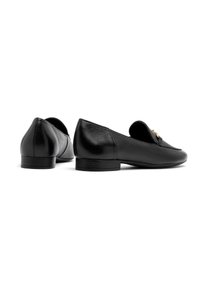 Zwarte leren loafers met een afgeronde neus, een lage gestapelde hak en een metalen accent aan de voorkant. Gladde textuur met een strakke uitstraling.