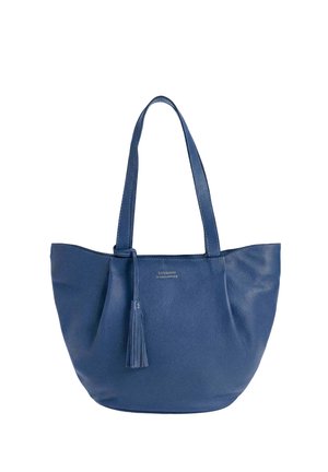 Sac fourre-tout en cuir bleu avec deux longues poignées et un pompon assorti suspendu à une poignée, finition texturée, petit logo doré sur le devant.