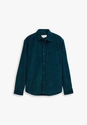 Camisa de pana verde azulado con mangas largas, cierre de botones en la parte delantera, cuello puntiagudo y un bolsillo en el pecho. Presenta acanaladuras verticales y dobladillo curvado.