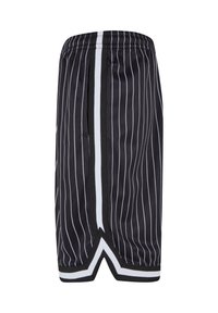 Shorts en maille noire avec des rayures verticales blanches. Dotés d'une taille élastique et d'une finition blanche contrastante au niveau de l'ourlet. Design léger et respirant.