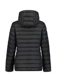 Chaqueta de plumas negra con diseño acolchado horizontal, mangas largas y capucha. El material es brillante y suave, proporcionando aislamiento.