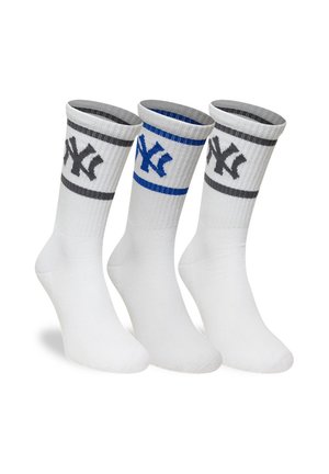 Tres calcetines blancos de tripulación con parte superior acanalada, dos con rayas negras y logotipos, y uno con rayas y logo azul.