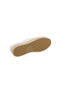 Sneaker bianco con suola in gomma testurizzata, caratterizzata da un motivo a zigzag. Il lato presenta un accento intrecciato di colore naturale vicino alla suola.