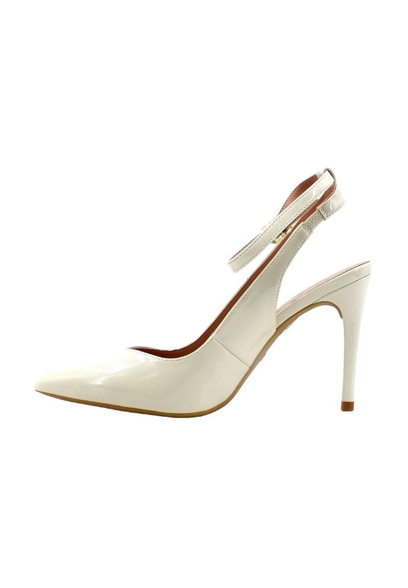Scarpa con tacco alto slingback in pelle verniciata bianca, con punta a punta e cinturino alla caviglia regolabile. Presenta un sottile tacco a stiletto.