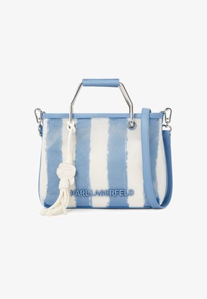 Geantă de mână în dungi albastre și albe, cu mâner metalic, curea de umăr detașabilă, charm alb cu franjuri și logo-ul „KARL LAGERFELD” pe partea din față.