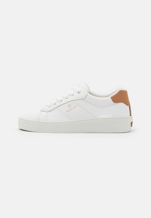 Witte leren sneaker met een lichtbruine hielklep, veters aan de voorkant en een subtiel logo op de zijkant, tegen een effen witte achtergrond.
