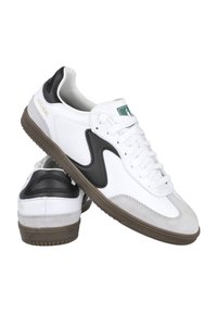 Zapatillas de cuero blanco con acentos negros, puntera texturizada gris, suela de goma y cierre con cordones. Marca visible en el talón.