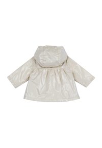 Imperméable léger beige clair, brillant, avec une capuche, une taille élastique et des manches longues. Présente une silhouette évasée et une texture lisse.