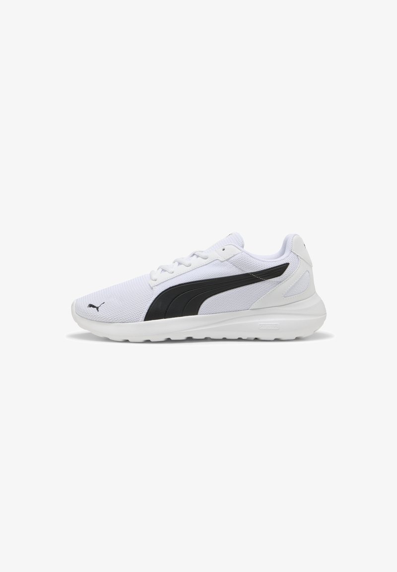 Chaussure de sport blanche avec bande Puma noire, dessus en mesh, semelle blanche et fermeture à lacets, vue de profil extérieur sur fond blanc.
