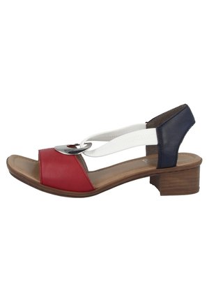 Červená a tmavě modrá kožená sandála s bílými doplňky, nastavitelným zadním páskem, kovovým detailem na pásku přes prsty, nízkým dřevěným podpatkem a otevřeným designem.