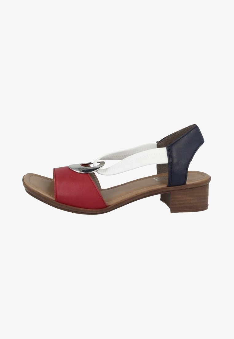 Sandale en cuir rouge et marine avec accents blancs, bride arrière réglable, détail métallique sur la bride avant, petit talon en bois et design ouvert.