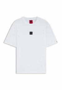 Weißes Baumwoll-T-Shirt mit rundem Halsausschnitt, kurzen Ärmeln und einem kleinen schwarzen quadratischen Logo auf der Brust. Das Etikett ist im Kragen sichtbar.