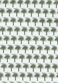 Tkanina z powtarzającym się wzorem zielonych palm z pomarańczowymi akcentami na jasno niebieskim tle. Widoczna teksturowana struktura.