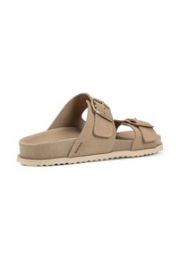 Sandali in suede marrone con due cinturini regolabili e una suola testurizzata. Design casual con una pianta ampia e dettagli del logo discreti.