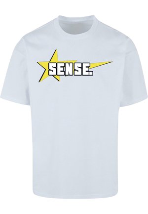 Hvid bomulds t-shirt med et grafisk design og ordet "SENSE." i fed sort skrift samt en gul stjerne accent. Kortærmet.