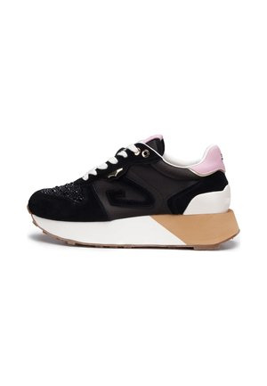 Scarpa da ginnastica nera con lacci bianchi, linguetta rosa sul tallone, punta con trama e suola spessa bianca e beige su sfondo bianco.