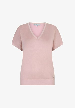 Lichtroze gebreide top met korte mouwen, V-hals en geribbelde zoom, plat gelegd tegen een witte achtergrond.