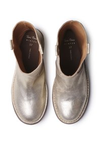 Botas de tobillo metálicas doradas con textura suave, punta redondeada y detalle de costura. La etiqueta interior dice "Toni Pons INVIERNO 37".