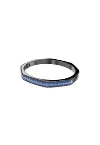 Brazalete de metal negro con un diseño geométrico, que presenta una fila de cristales azules a lo largo del borde frontal, exhibiendo facetas claras y brillo.