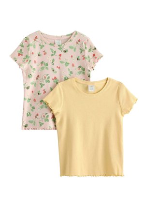 To kortærmede, ribstrikkede t-shirts, den ene ensfarvet lysegul, den anden lyserød med print af grønne blade og røde bær, begge med flæsekant forneden.