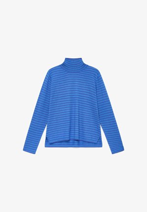 Blauer Rollkragenpullover mit langen Ärmeln, dünnen horizontalen dunkelblauen Streifen und Seitenschlitzen am Saum.