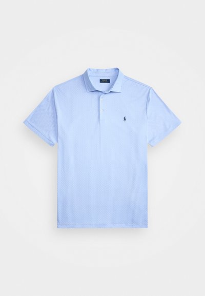 Polo de manga curta azul claro em tecido texturizado, com pala de dois botões, colarinho e pequeno logótipo bordado escuro no peito.