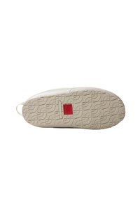 Semelle de sneaker blanche avec un motif texturé, présentant un accent rouge central et une languette au talon pour un enfilage facile.