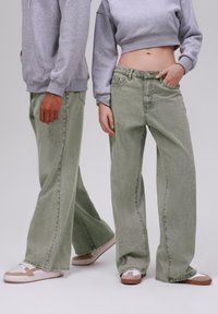 YOURTURN by Zalando - UNISEX - Traperice opuštenog kroja - light olive wash Minijatura 1