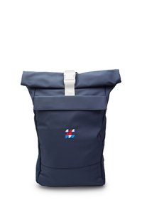 Tamsiai mėlynas roll-top kuprinė, pagaminta iš patvarios medžiagos, su balta sagtimi. Priekyje ir šoniniuose kišenėse yra raudonai mėlyna logotipo detalė.
