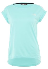 T-shirt sportif à manches courtes de couleur bleu clair, fabriqué en tissu lisse, avec un col rond, un ourlet arrière légèrement plus long et un logo sur la poitrine.
