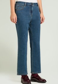 Donkerblauwe denim broek met een rechte snit, voorzien van voorzakken, een ritsgulp en subtiele stikseldetails.