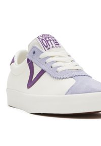 Sneaker bianca in tela con dettagli in suede viola. Presenta un logo viola sulla linguetta e una swoosh viola in contrasto sul lato.