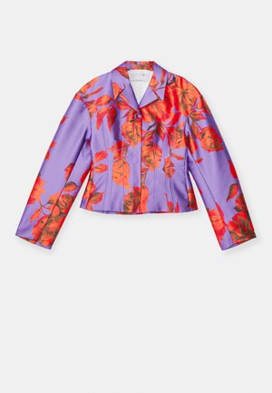 Veste en satin violet ornée de motifs floraux rouges, avec un col cranté, des manches longues et une coupe courte avec des détails de couture verticaux.