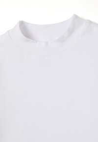 Weißes Baumwoll-T-Shirt mit hohem Kragen und kurzen Ärmeln. Der Stoff wirkt glatt und weich, mit einem einfachen, klaren Design.
