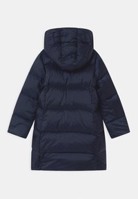 Marinblå pufferjacka med huva, med en quiltad design, medellång klippning och slät, glänsande textur. Inga synliga detaljer eller accenter.